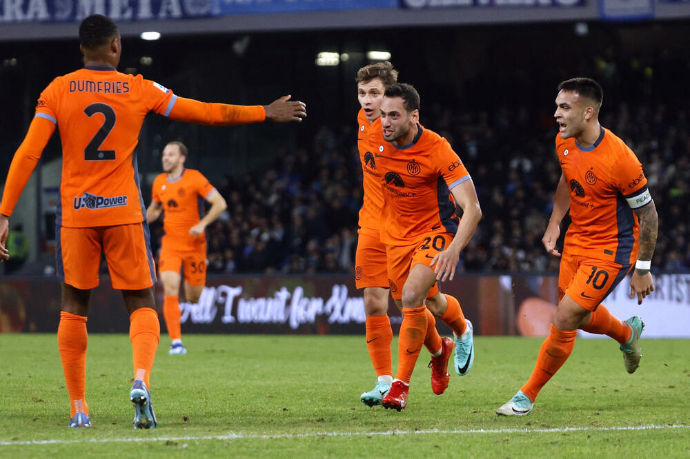 Čalhanoglu sa saigračima proslavlja gol, Foto: Reuters
