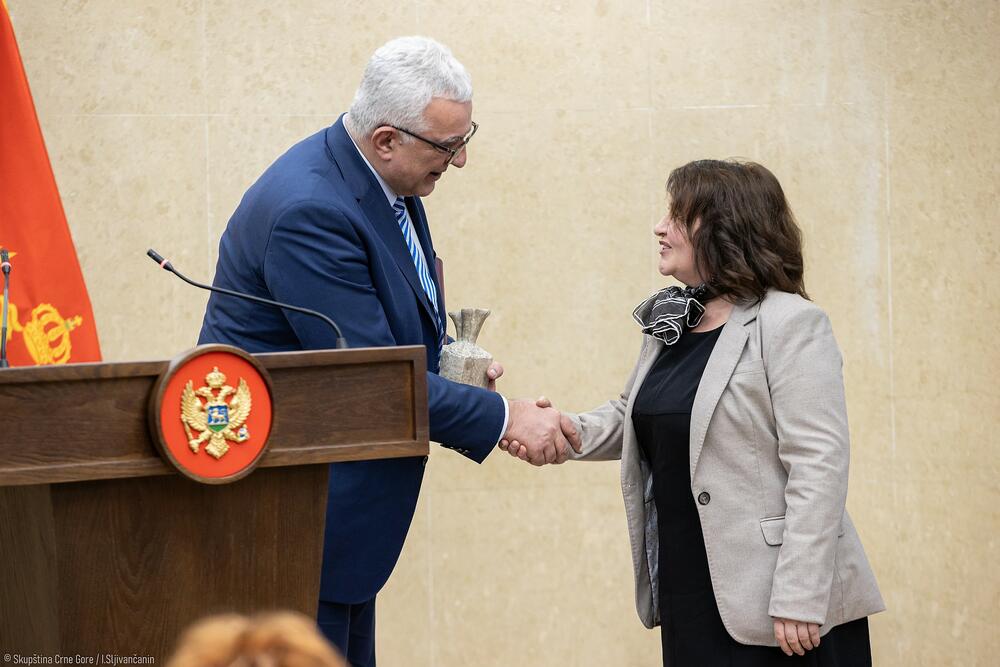 <p>On je poručio da su vrata Skupštine Crne Gore širom otvorena za svaki vid saradnje koji će doprinijeti rješavanju svih pitanja i problema koji opterećuju naše društvo</p>