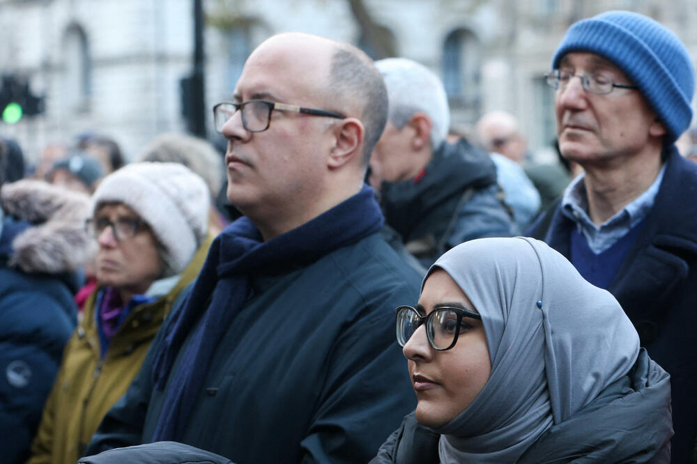 People attend a vigil for people who lost their families in Gaza and Israel, London, December 3, 2023, Photo: Reuters