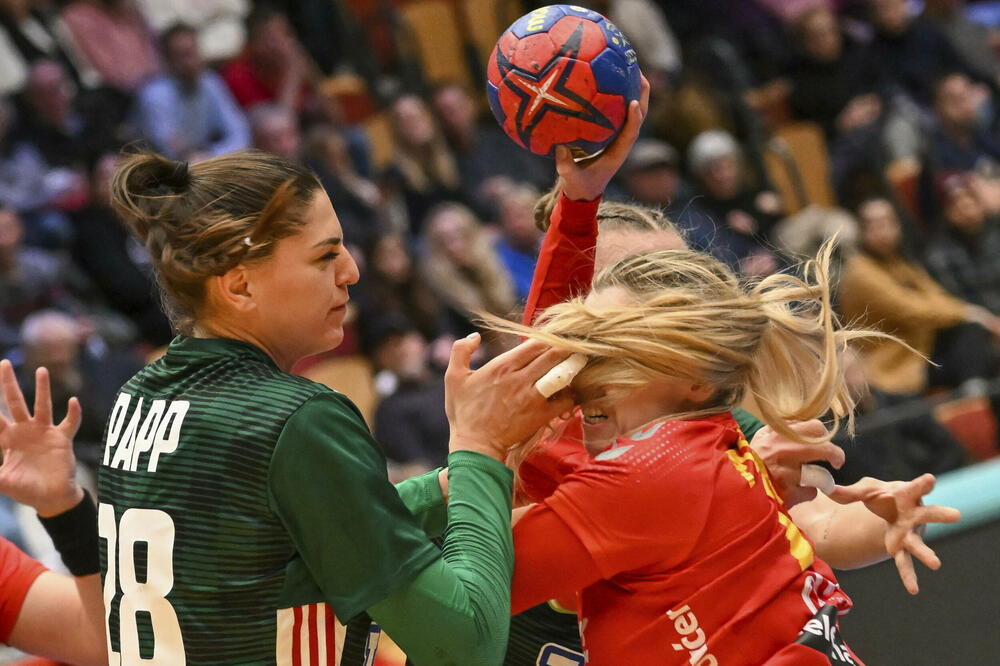 Matea Pletikosić u duelu sa Nikoletom Pap, Foto: Tibor Illyes/ MTI via AP