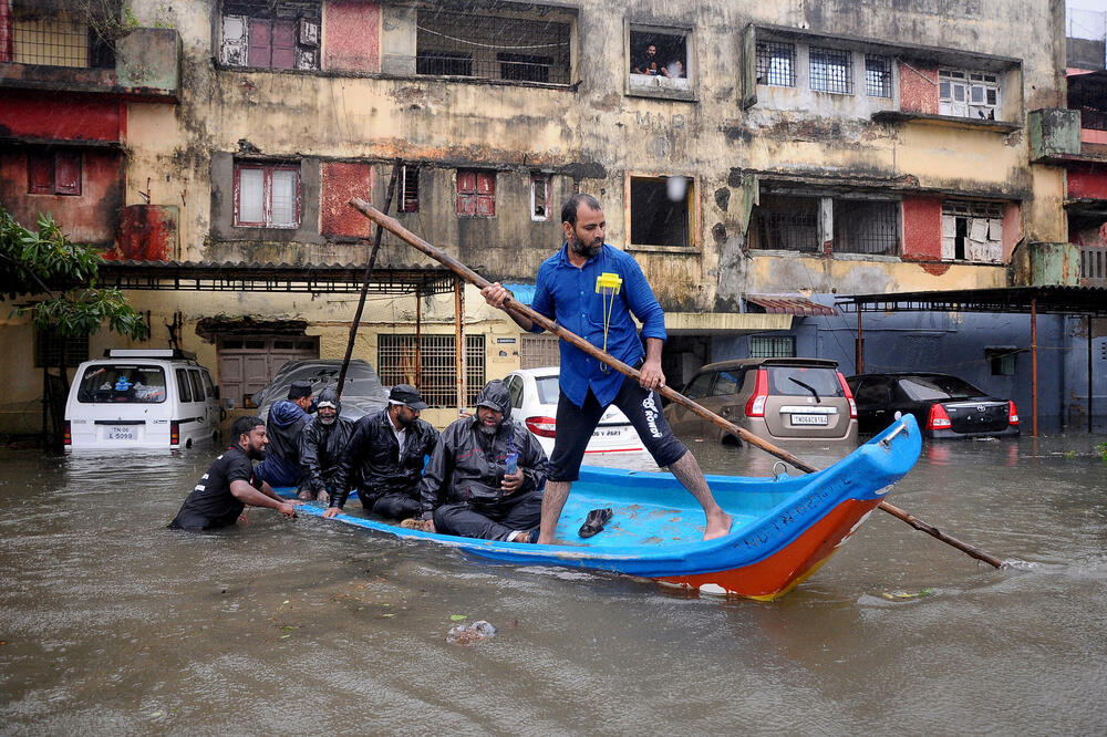 Detalj sa poplavljenih ulica u Indiji, Foto: REUTERS