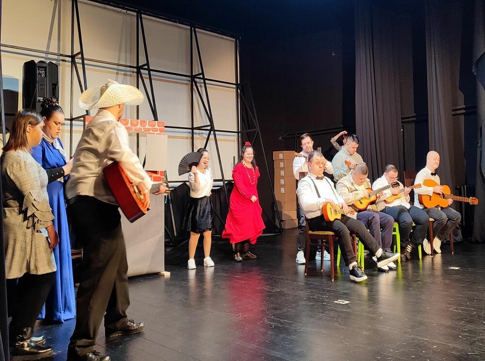 <p>"Naziv našeg kulturno-umjetničkog programa je 'Otvori mi prozore'. Prozore za novi dan, za nove izazove, prozore za nova znanja i druženja, za nove radosti i pobjede“</p>