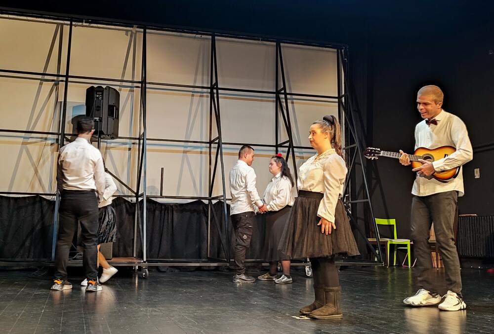 <p>"Naziv našeg kulturno-umjetničkog programa je 'Otvori mi prozore'. Prozore za novi dan, za nove izazove, prozore za nova znanja i druženja, za nove radosti i pobjede“</p>