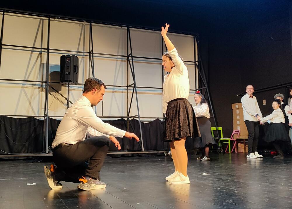 <p>"Naziv našeg kulturno-umjetničkog programa je 'Otvori mi prozore'. Prozore za novi dan, za nove izazove, prozore za nova znanja i druženja, za nove radosti i pobjede“</p>