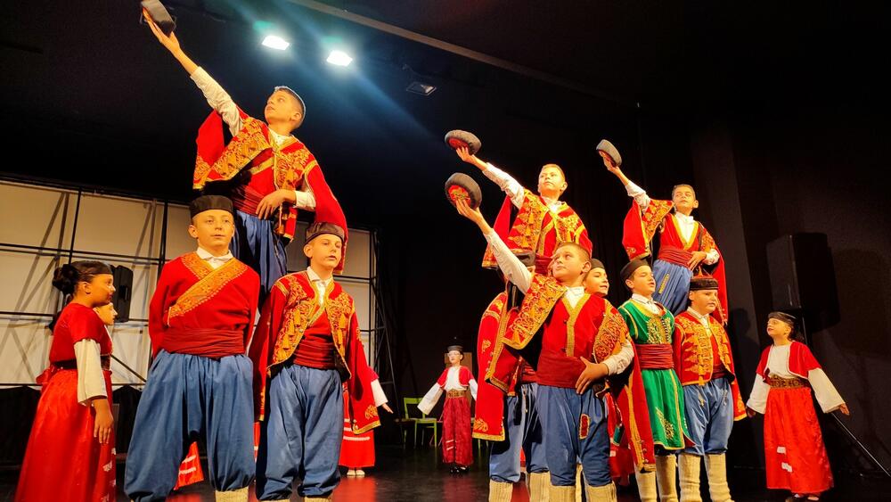 <p>"Naziv našeg kulturno-umjetničkog programa je 'Otvori mi prozore'. Prozore za novi dan, za nove izazove, prozore za nova znanja i druženja, za nove radosti i pobjede“</p>