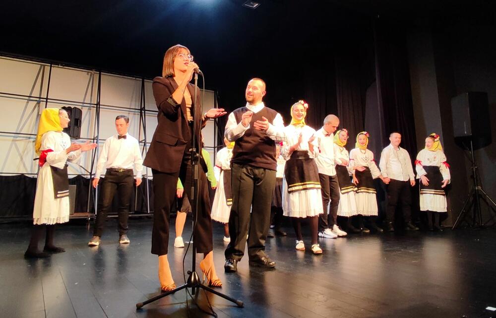 <p>"Naziv našeg kulturno-umjetničkog programa je 'Otvori mi prozore'. Prozore za novi dan, za nove izazove, prozore za nova znanja i druženja, za nove radosti i pobjede“</p>