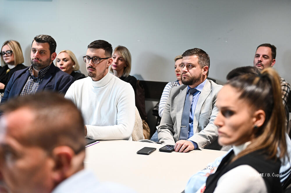 <p>Dukaj je, kako je saopšteno iz MJU, naveo da će nova rješenja biti integrisana u jednu cjelinu i razvijena u skladu sa propisima koji bliže uređuju elektronsko poslovanje</p>