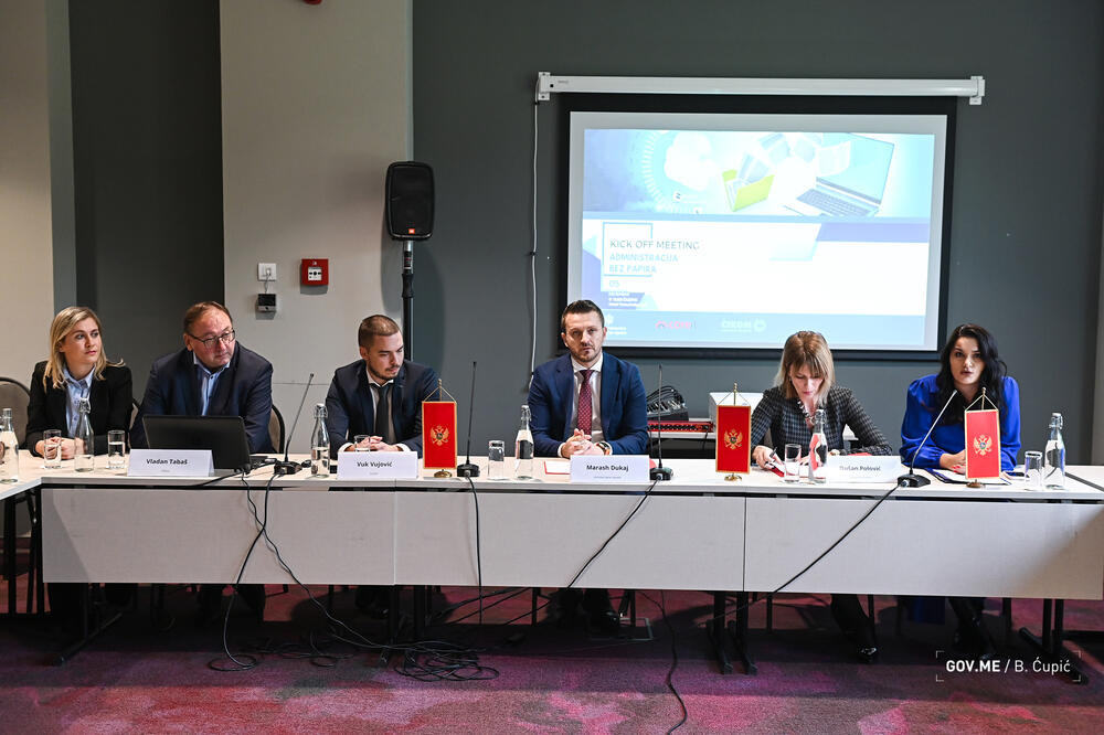 <p>Dukaj je, kako je saopšteno iz MJU, naveo da će nova rješenja biti integrisana u jednu cjelinu i razvijena u skladu sa propisima koji bliže uređuju elektronsko poslovanje</p>