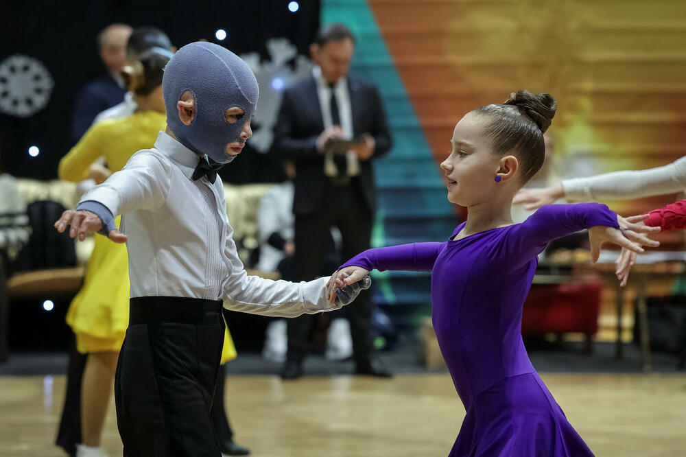 Roman Oleksiv dances with his partner at school, Photo: Reuters