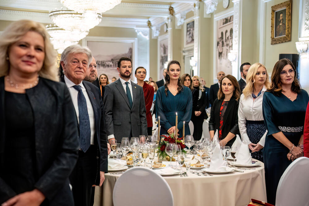 <p>Milatović je, kako je saopšteno iz njegovog kabineta, u Vladinom domu na Cetinju upriličio svečanu večeru u čast predstavnika diplomatskog kora</p>