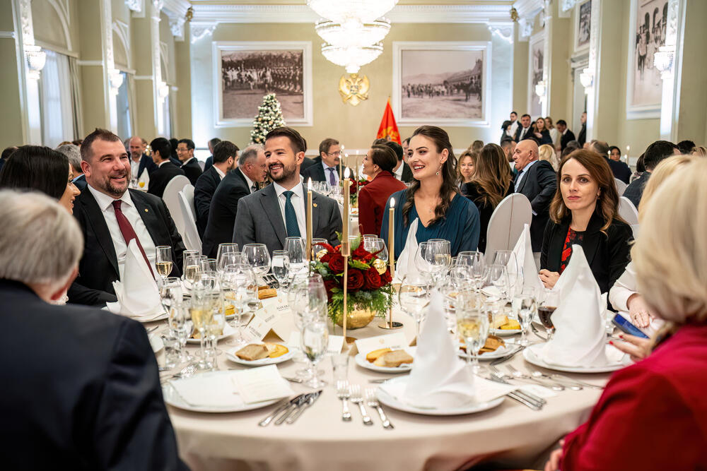 <p>Milatović je, kako je saopšteno iz njegovog kabineta, u Vladinom domu na Cetinju upriličio svečanu večeru u čast predstavnika diplomatskog kora</p>