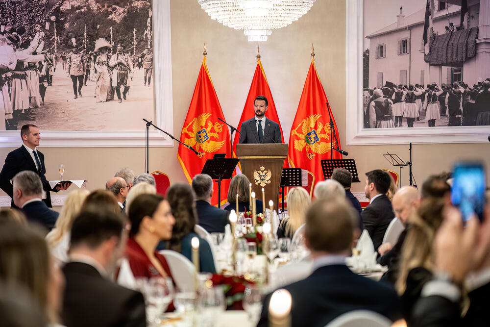 <p>Milatović je, kako je saopšteno iz njegovog kabineta, u Vladinom domu na Cetinju upriličio svečanu večeru u čast predstavnika diplomatskog kora</p>