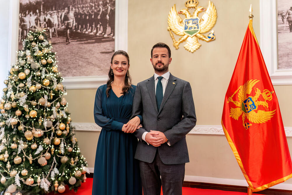 <p>Milatović je, kako je saopšteno iz njegovog kabineta, u Vladinom domu na Cetinju upriličio svečanu večeru u čast predstavnika diplomatskog kora</p>