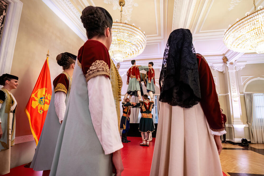 <p>Milatović je, kako je saopšteno iz njegovog kabineta, u Vladinom domu na Cetinju upriličio svečanu večeru u čast predstavnika diplomatskog kora</p>