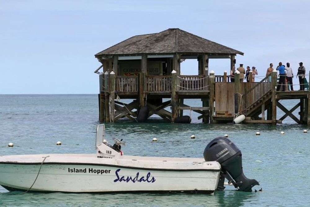 Ljudi su se okupili na doku nedaleko od mesta napada ajkule, Foto: Reuters
