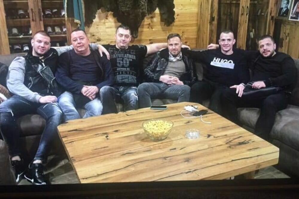 Milović desno u društvu sa Lazovićem, Zvicerom i ekipom kavačkog klana, Foto: Skaj/Vijesti