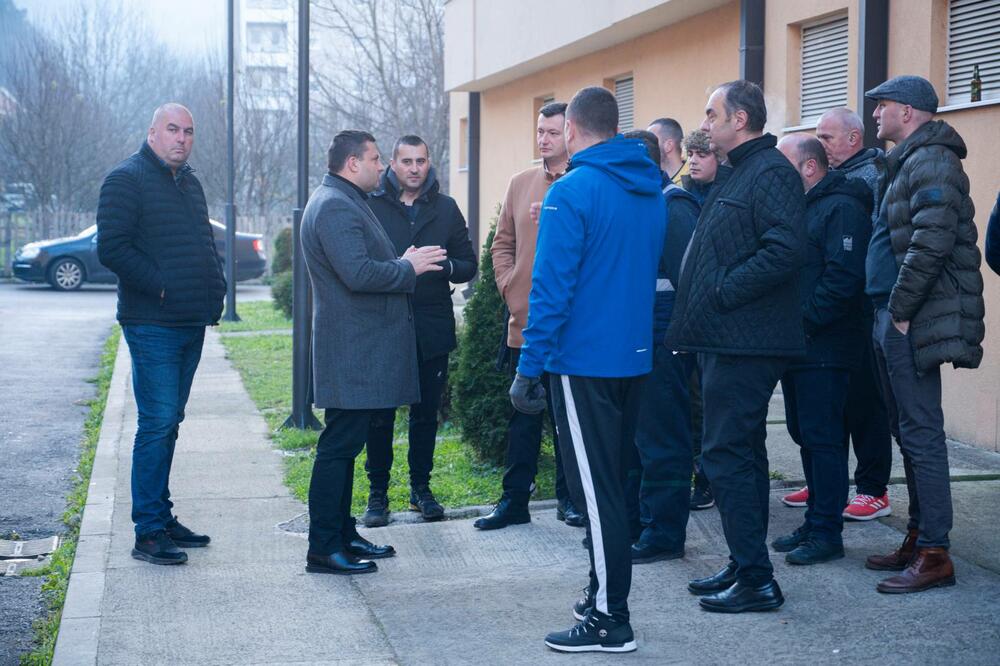 Smolović razgovara sa građanima, Foto: Jadranka Ćetković