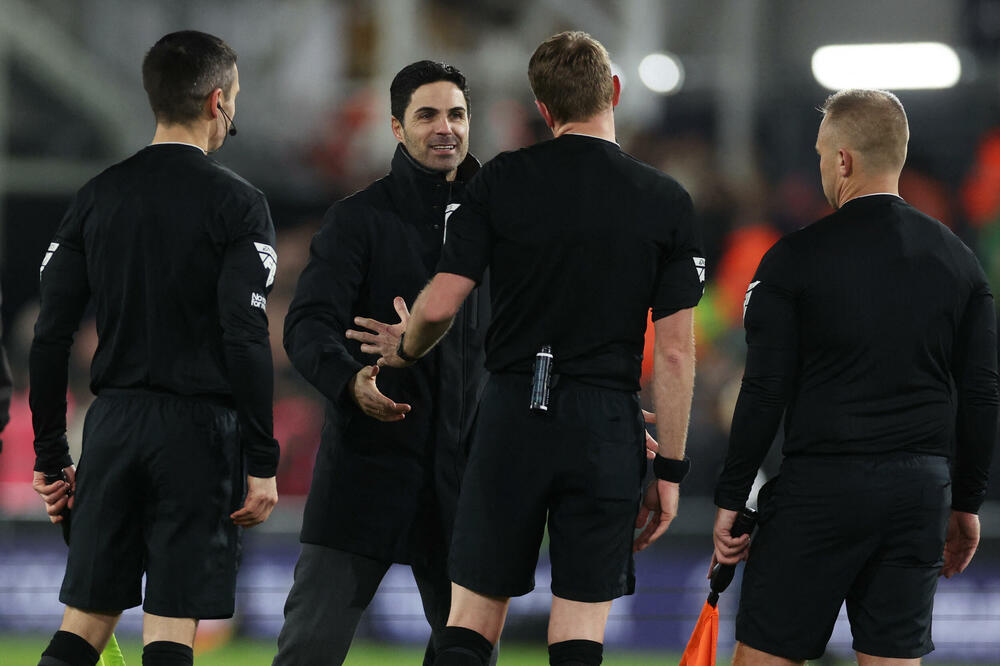 Mikel Arteta sa sudijom Semjuelom Barotom, Foto: Action Images via Reuters/Paul Childs