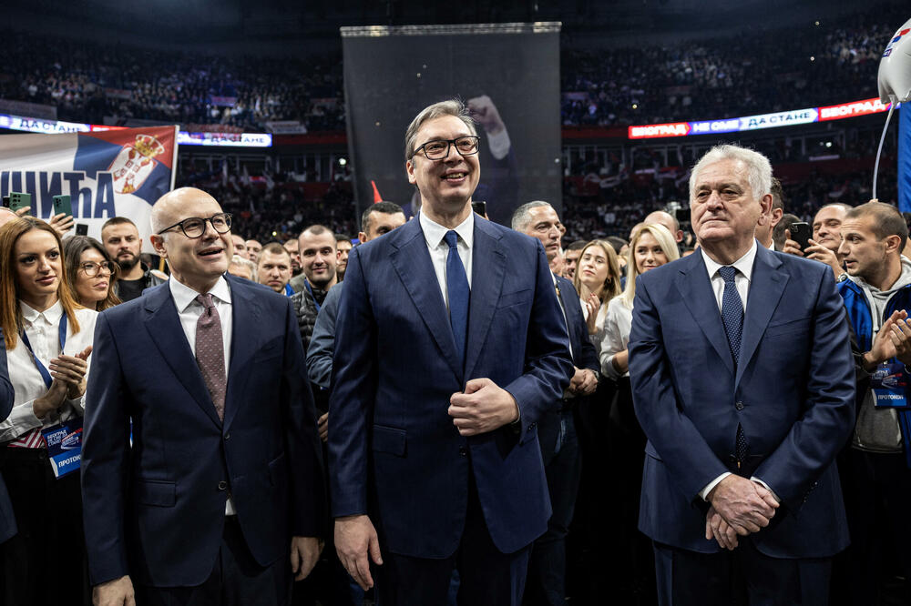 Sa jednog od skupova SNS: Predsjednik te partije Miloš Vučević, predsjednik Srbije Aleksandar Vučić i bivši predsjednik Srbije Tomislav Nikolić, Foto: Reuters