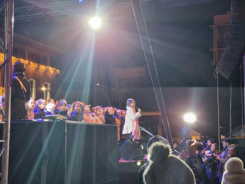 <p>Više zakupaca kućica pisalo je "Vijestima" povodom loše organizacije. Veći broj kućica nije ni otvoren. Žalili su se i na rang listu koja je, prema njihovim riječima, kasno objavljena</p>