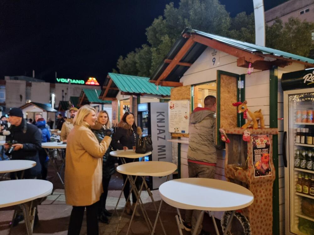 <p>Više zakupaca kućica pisalo je "Vijestima" povodom loše organizacije. Veći broj kućica nije ni otvoren. Žalili su se i na rang listu koja je, prema njihovim riječima, kasno objavljena</p>