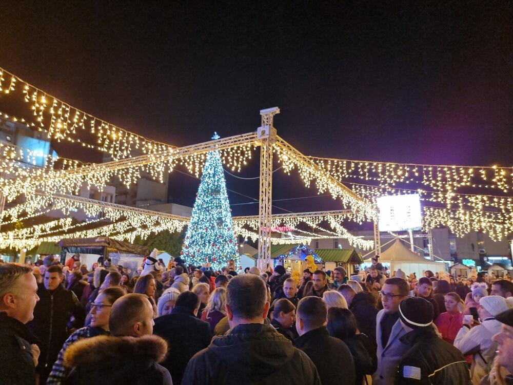 <p>Više zakupaca kućica pisalo je "Vijestima" povodom loše organizacije. Veći broj kućica nije ni otvoren. Žalili su se i na rang listu koja je, prema njihovim riječima, kasno objavljena</p>