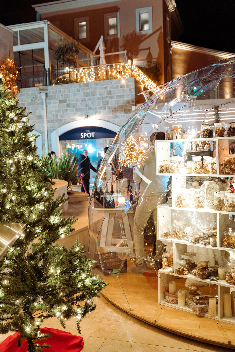 <p>Zimska čarolija na Luštica Bay-u traje do 15. januara – zimski iglo sa delicijama, praznična vrteška za najmlađe, fotografije sa Djeda Mrazom, atraktivni sadržaji poput božićnog bazara i koncerata, kreiraće upečatljivo iskustvo i sjećanje na najljepše praznike.</p>