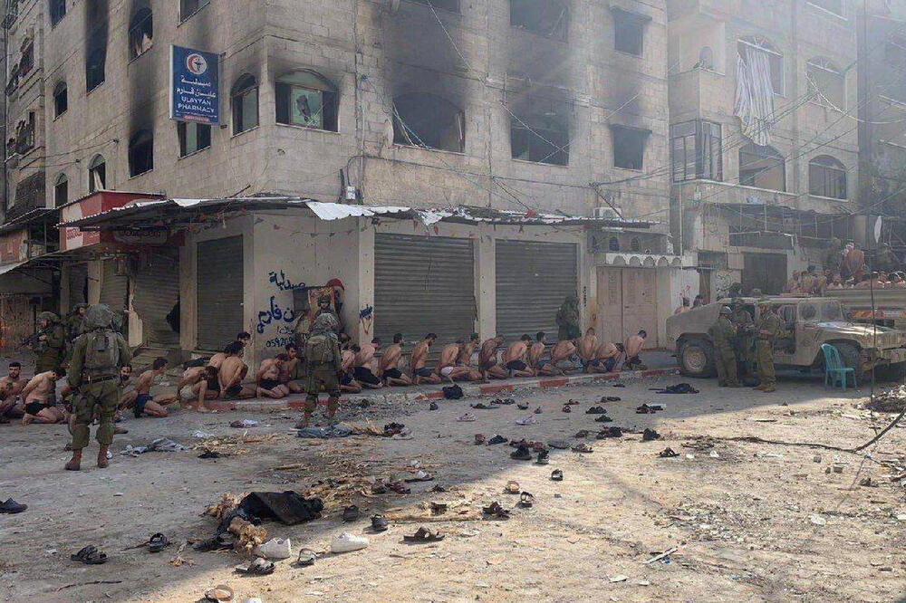 Izraelska vojska naredila Plaestincima da skinu odjeću u gradu Beit Lahija, 6. decembra 2023. godine, Foto: Reuters