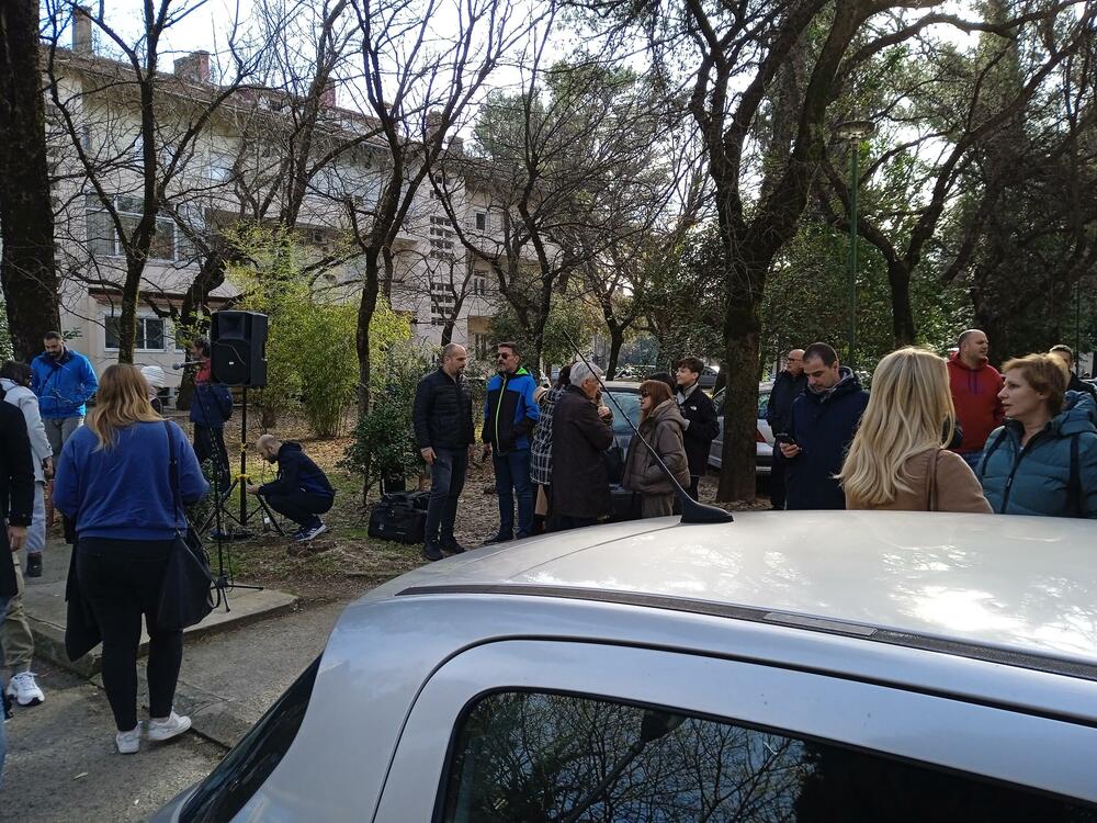 Detalj sa protesta: Nekoliko desetina građana se okupilo kako bi protestovalo protiv najavljene gradnje objekta u njihovom komšiluku