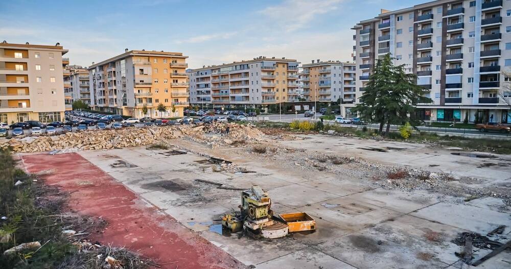 Prostor nekadašnje fabrike, gdje se danas nalazi samo mašina koju je kupila firma “Remid Vis”