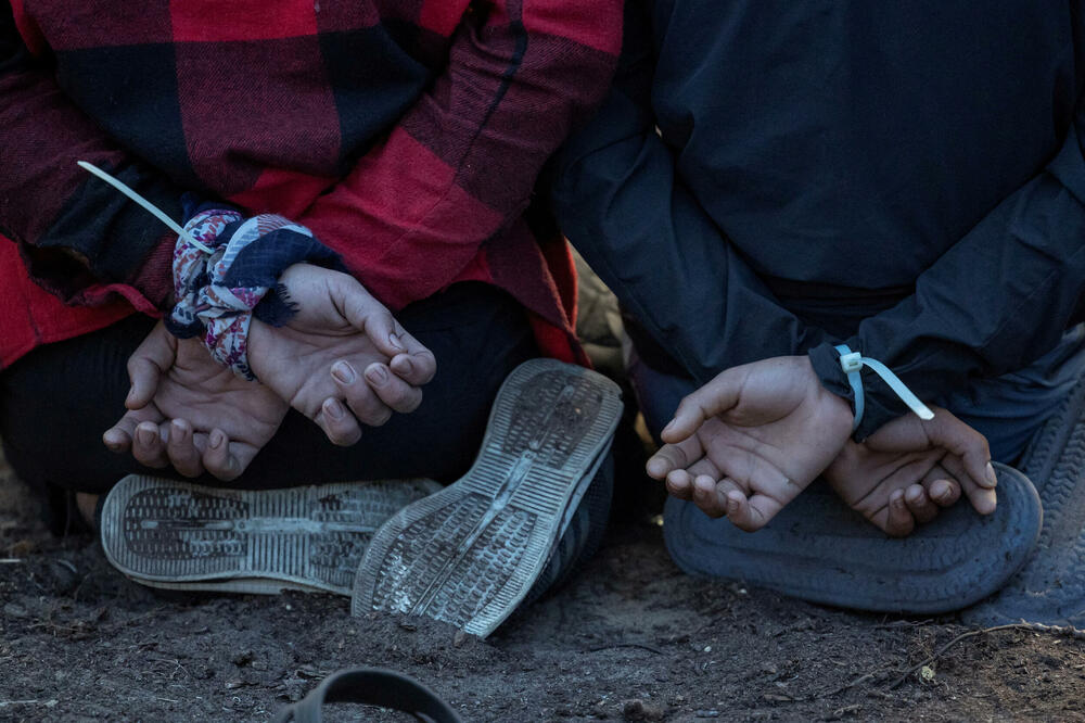 Privedeni migranti u improvizovanom kampu blizu Subotice, Foto: Rojters