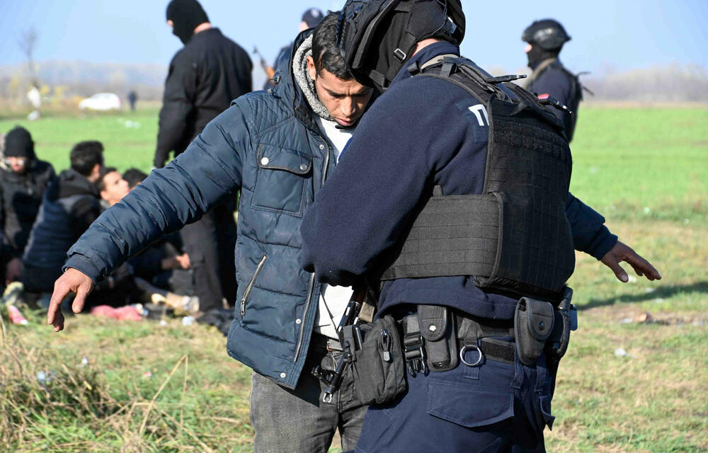Srpski policajci pretresaju migranta blizu Horgoša