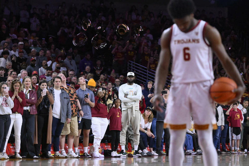 Broni Džejms tokom meča i njegov otac Lebron u pozadini, Foto: Reuters