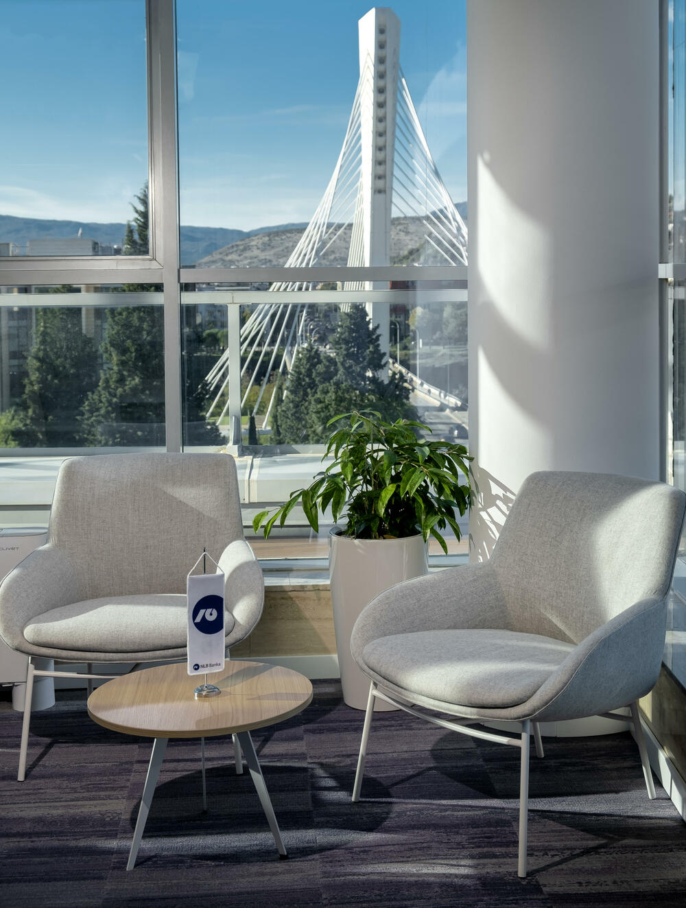 <p>Ostvarivanjem svojih poslovnih ciljeva na bazi tradicije i povjerenja kao i odgovornim njegovanjem poslovnih vrijednosti NLB Banka oblikuje novu sliku bankarske kulture.</p>