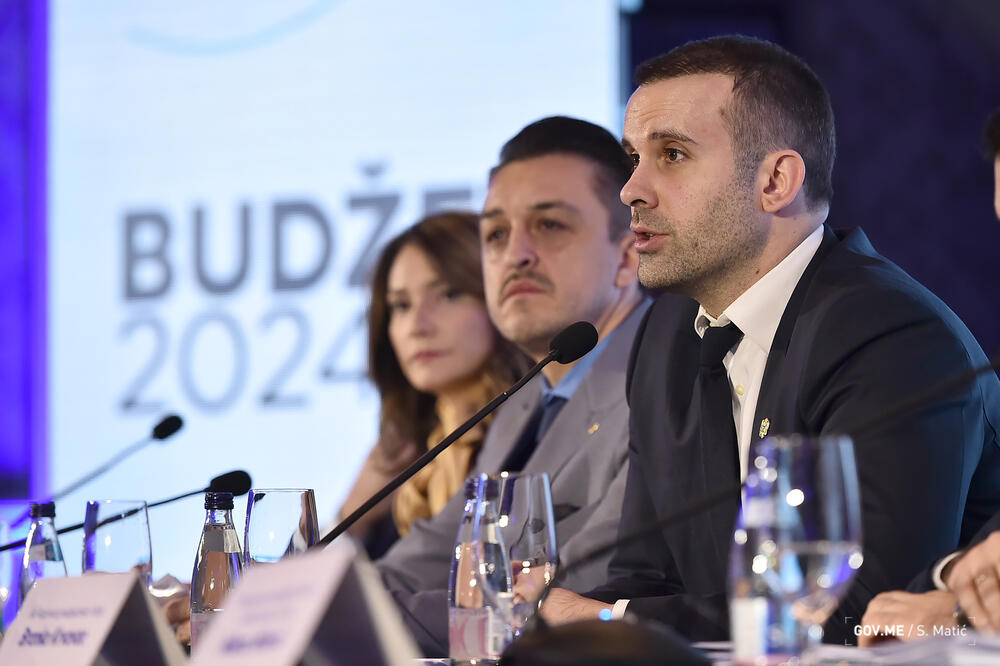 Vuković i Spajić tokom predstavljanja Predloga budžeta, Foto: Vlada Crne Gore