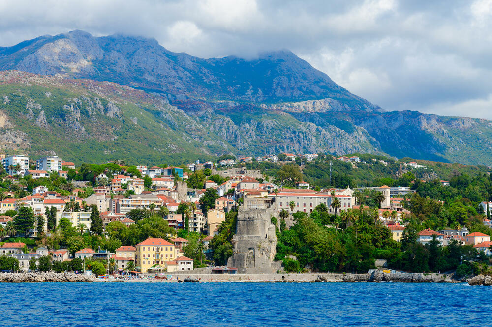 Porez na nepokretnosti čini gotovo 40 odsto prihoda: Herceg Novi, Foto: Shutterstock