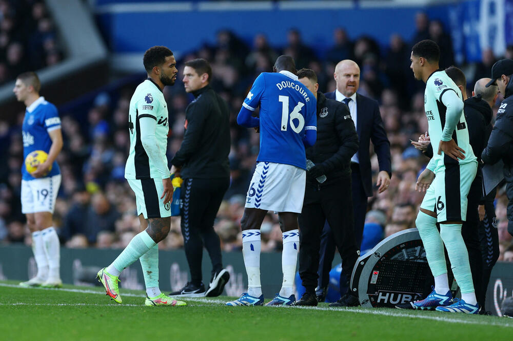 Ris Dežjms napušta igru protiv Evertona, Foto: Reuters