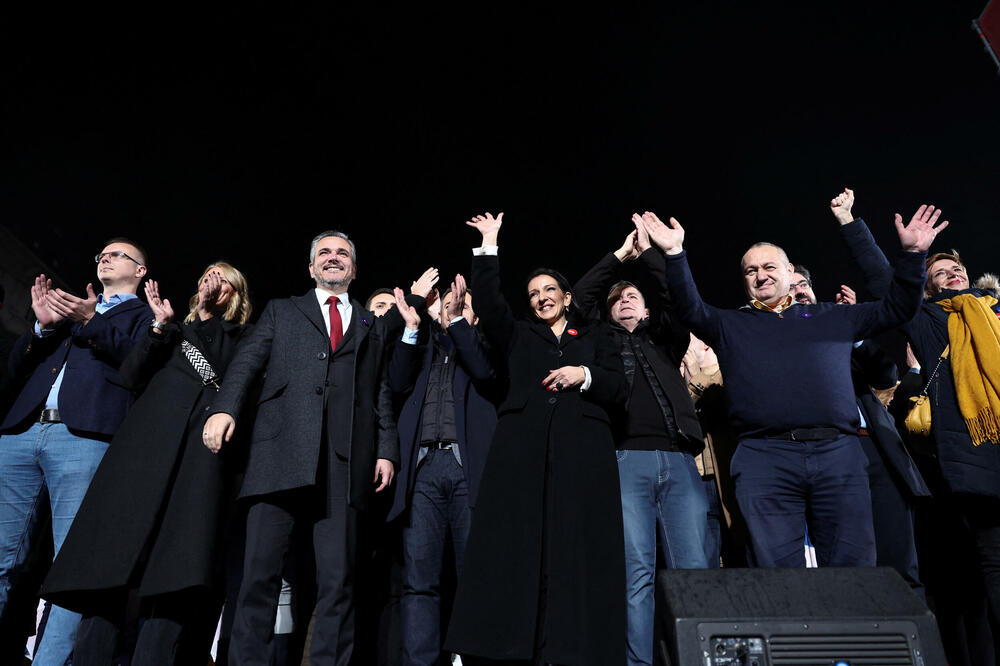 <p>Okupljeni, koji su nosili veliki broj srpskih zastava, popunili su Trg republike, kao i okolne ulice u kojima je bio zaustavljen saobraćaj</p>