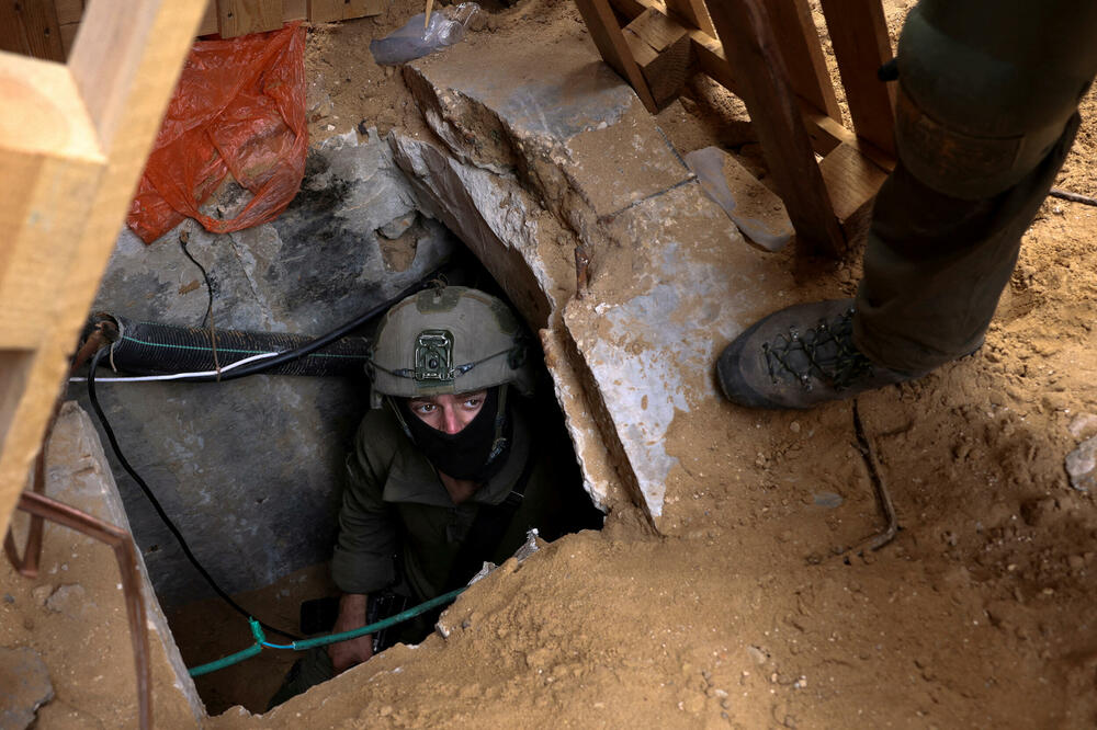 Izraelski vojnici rade na otvaranju tunela u krugu bolnice Al Šifa u Gazi, Foto: Reuters