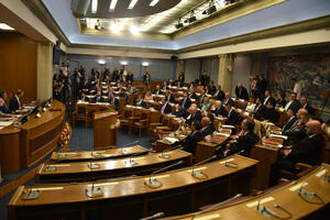 Predlogom budžeta više novca za službu predsjednika, poslanike...