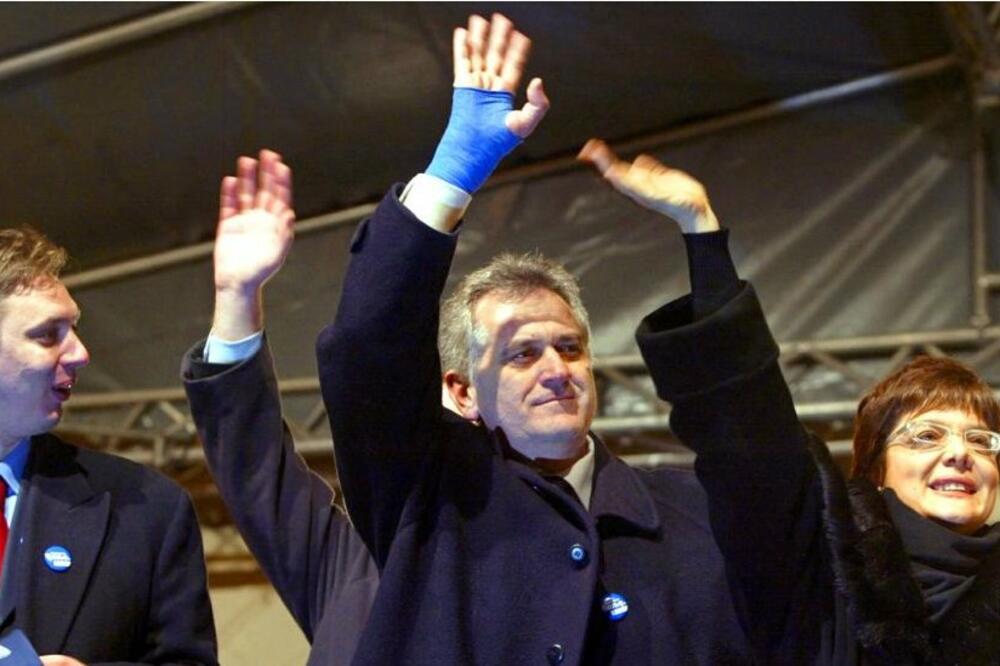 Predsjednik Srbije Aleksandar Vučić (levo), bivši predsjednik Tomislav Nikolić i donedavna ministarka kulture Maja Gojković, kao zvaničnici Srpske radikalne stranke pred izbore 2003. godine, Foto: Getty Images