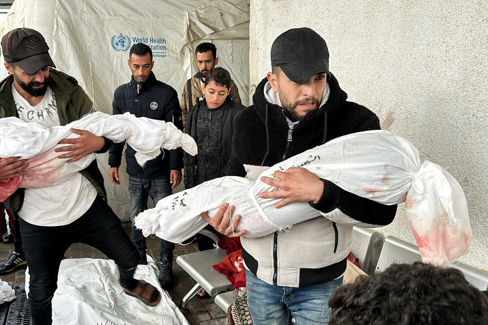 Ožalošćeni preuzimaju tijela djece stradale u izraelskom napadu u Rafi na jugu Gaze, Foto: Rojters