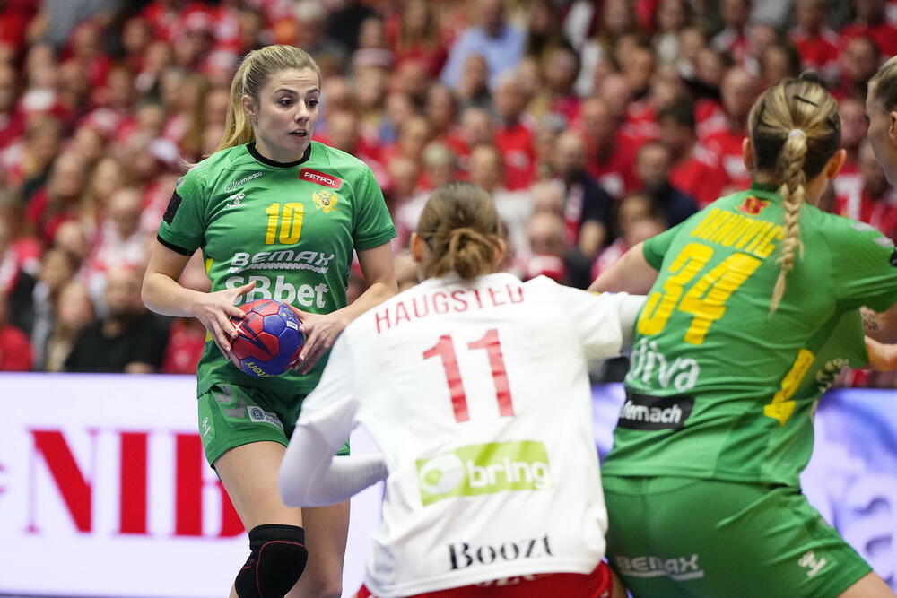 <p>Rukometašice Crne Gore pružile fenomenalan otpor Danskoj, ali nisu mogle i protiv jednog od favorita za zlato i protiv sudija - u četvrtfinalu 26. Svjetskog prvenstva poražene 26:24. Sa Holandijom u petak (14.30) prvi meč za plasman od 5. do 8. mjesta</p>