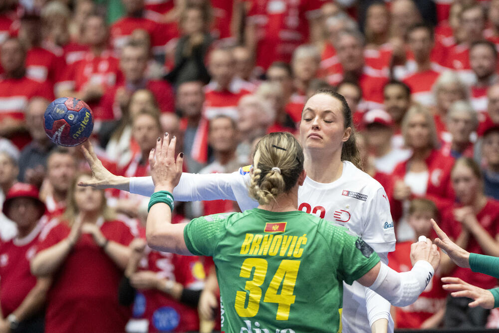 <p>Rukometašice Crne Gore pružile fenomenalan otpor Danskoj, ali nisu mogle i protiv jednog od favorita za zlato i protiv sudija - u četvrtfinalu 26. Svjetskog prvenstva poražene 26:24. Sa Holandijom u petak (14.30) prvi meč za plasman od 5. do 8. mjesta</p>