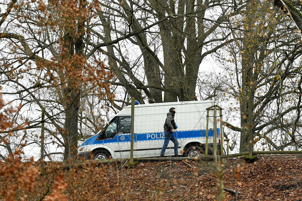 Policajac obezbjeđuje lokaciju oko lovačke kuće u Vajdmanshajlu, nakon pritvaranja članova ekstremističke grupe u Njemačkoj, 8. decembar 2022., Foto: Reuters