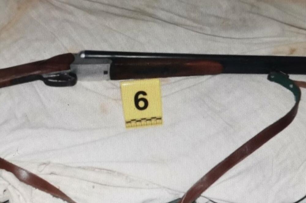 Oduzeta lovačka puška, Foto: Uprava policije