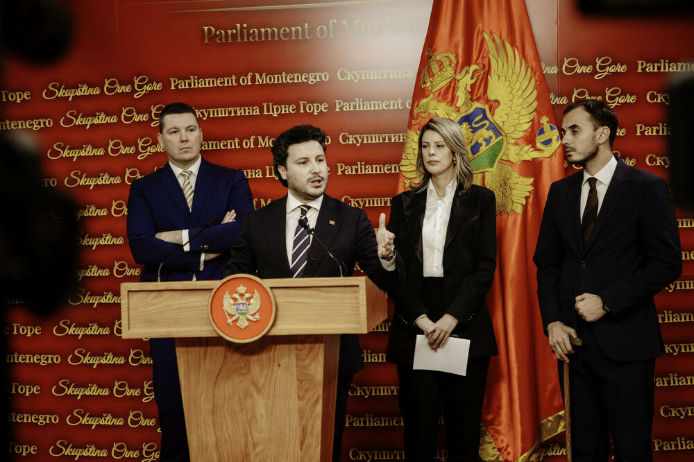 Sa jedne od konferencija za medije URE: Abazović za govornicom, Foto: GP URA