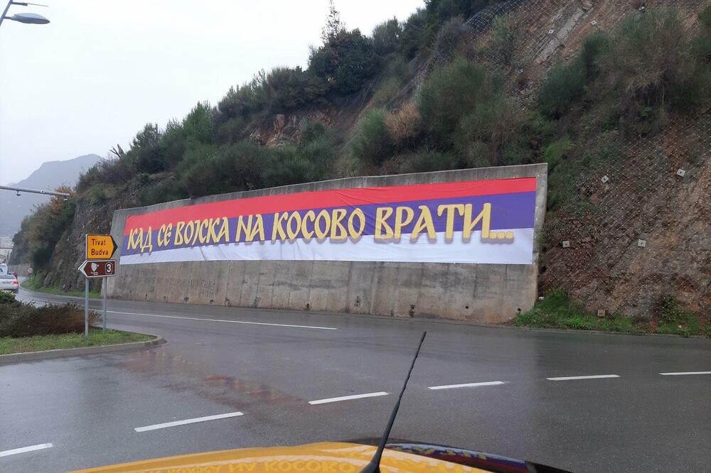 Transparent na ulazu u Budvu, Foto: Vuk Lajović