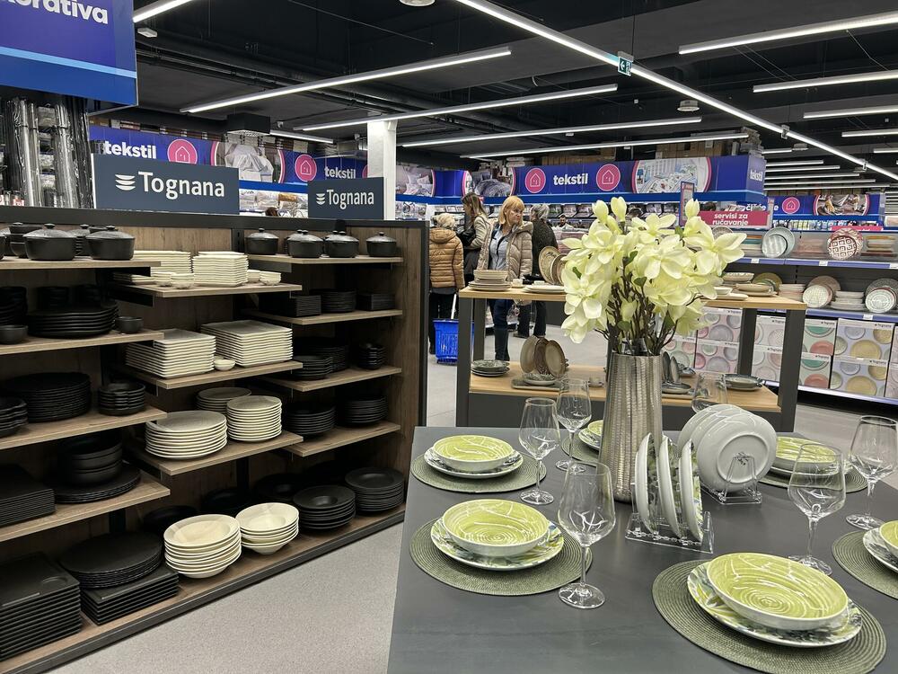 <p><em>Novi Sad, 15. decembar &ndash; Kompanija Okov nastavlja uspješnu regionalnu ekspanziju. Građani Novog Sada sa oduševljenjem su dočekali otvaranje Okov prodajnog centra, trećeg na tržištu Srbije na kom ova kompanija sa uspjehom posluje od 2019. godine.</em></p>