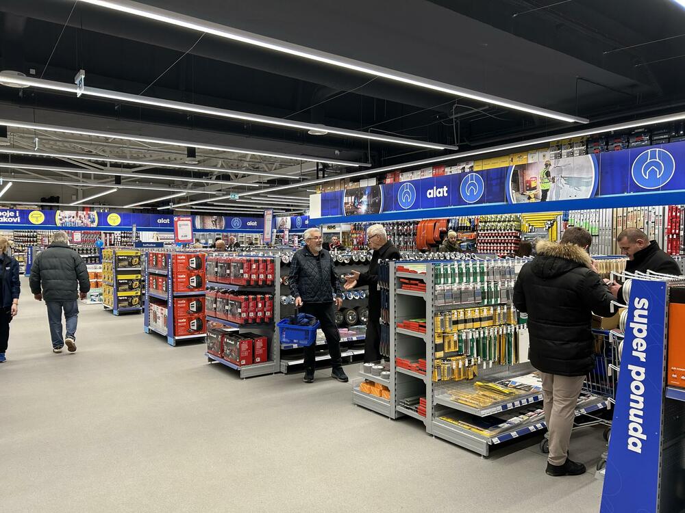 <p><em>Novi Sad, 15. decembar &ndash; Kompanija Okov nastavlja uspješnu regionalnu ekspanziju. Građani Novog Sada sa oduševljenjem su dočekali otvaranje Okov prodajnog centra, trećeg na tržištu Srbije na kom ova kompanija sa uspjehom posluje od 2019. godine.</em></p>